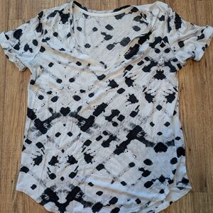 Women’s lululemon Black and White Abstract Print Love V Neck Tee